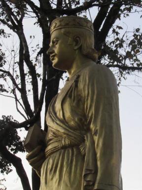 statue