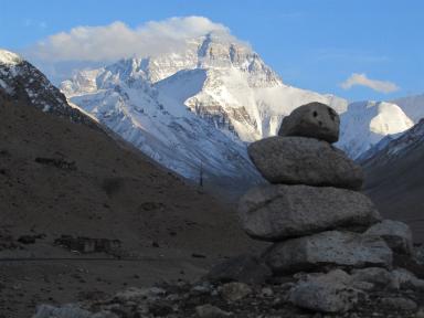 qom&stones