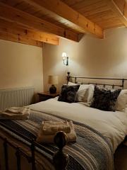159047